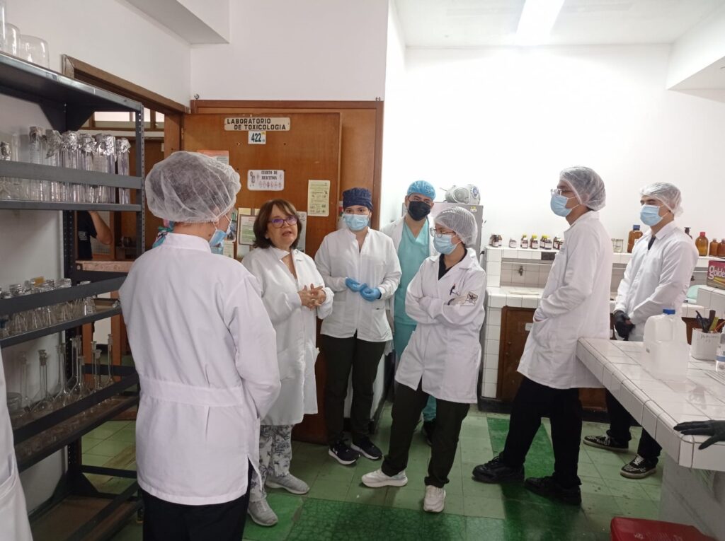 Profesora Luz Helena Sánchez, durante el taller con estudiantes UDES