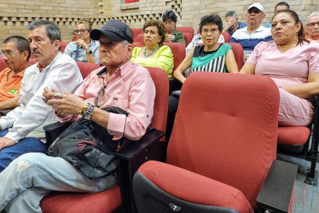 Asistentes a la asamblea general ordinaria de la Asociación de usuarios de UISALUD 