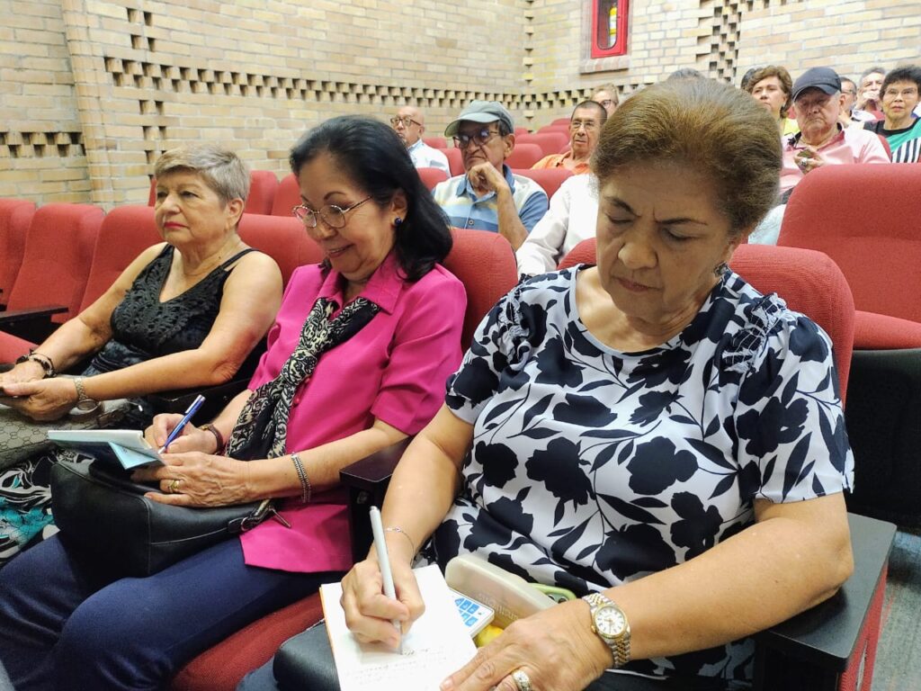 Otros asistentes a la asamblea general ordinaria de la Asociación de usuarios de UISALUD