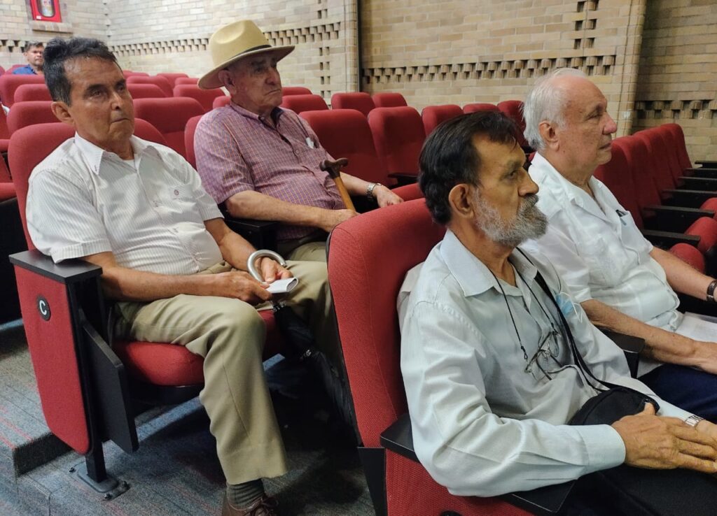 Asistentes a la asamblea general ordinaria de la Asociación de usuarios de UISALUD 