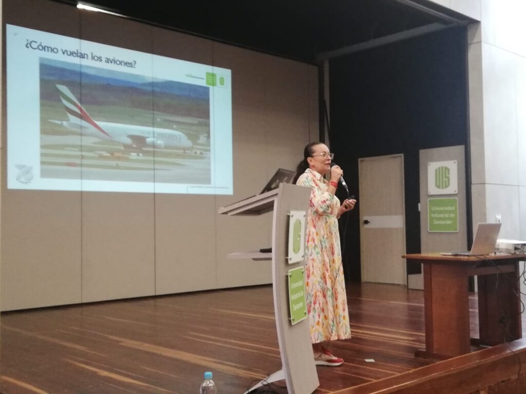 Profesora Sandra García, decana de la Facultad de Ingenierías Fisico químicas durante su charla 