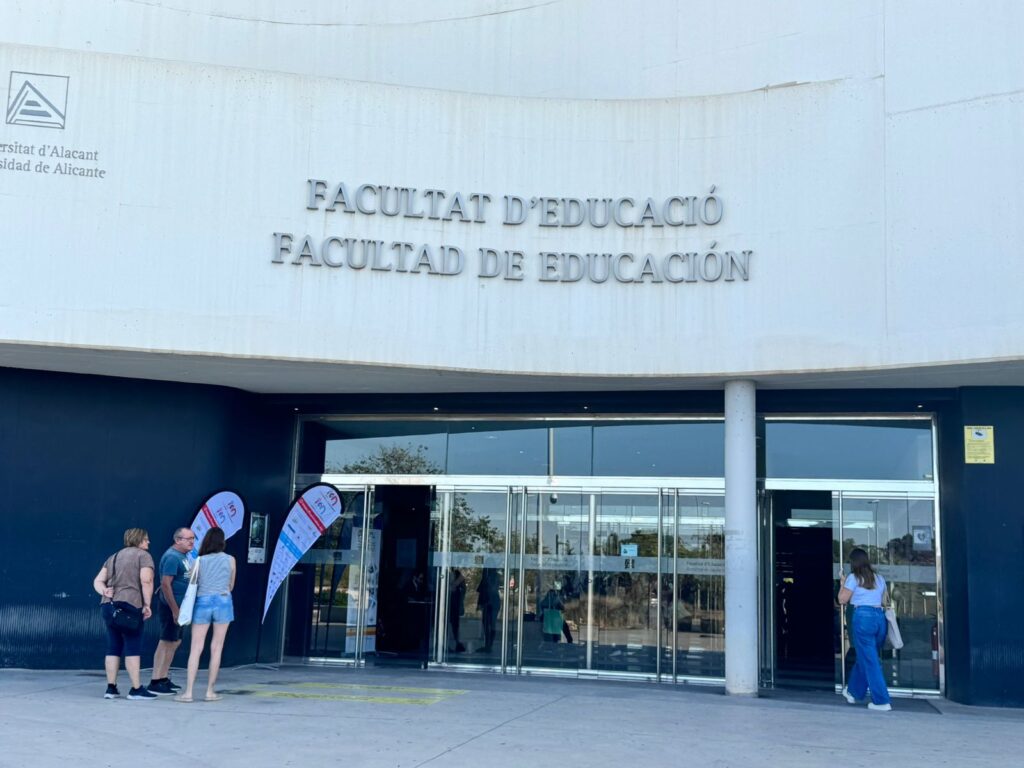 Fachada de la Facultad de Educación de la Universidad de Alicante en España.
