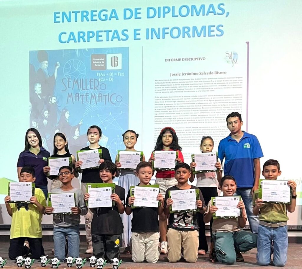 Primary and secondary school students receive recognition for their participation in the Semillero Matemático.