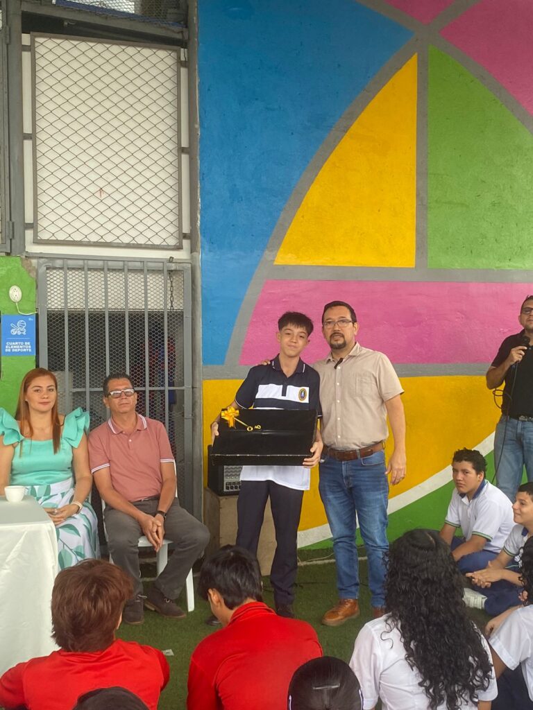 El colegio Reggio Amelia de Bucaramanga donó un computador a Sergio Jerez Sanabria del Colegio Nuestra Señora de la Paz de San Vicente de Chucurí, quien alcanzó el mayor puntaje en la prueba final de colegio público.