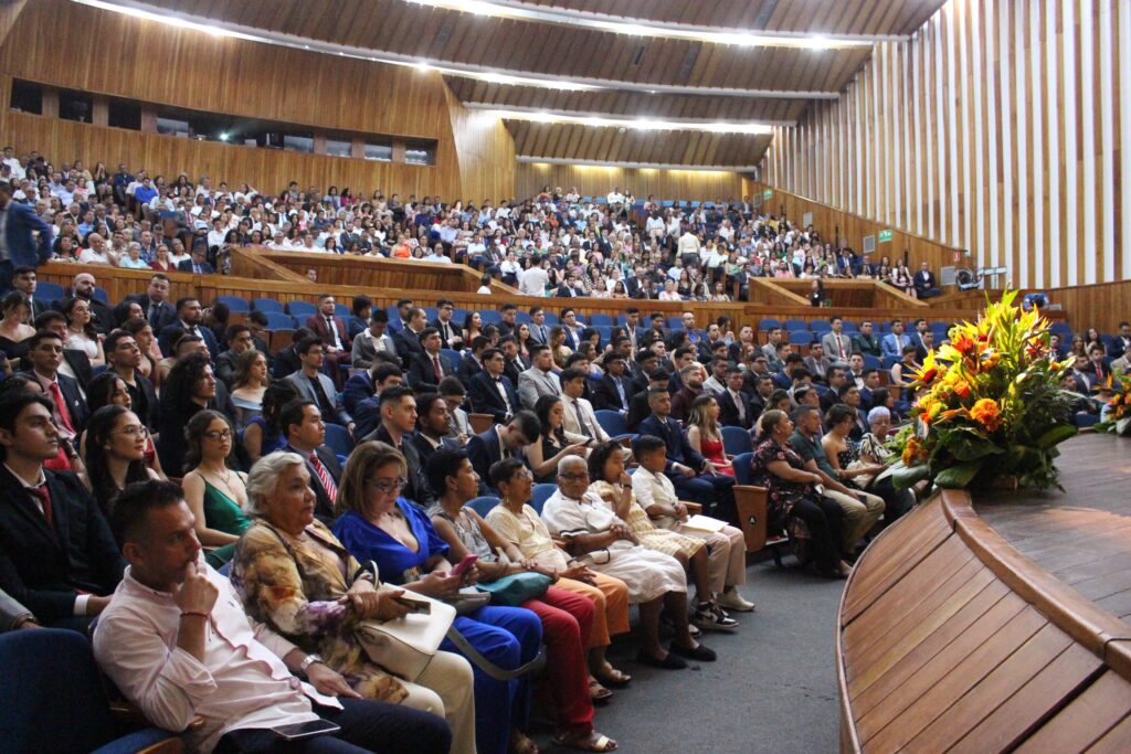Imagen del auditorio Luis A. Calvo durante los grados.