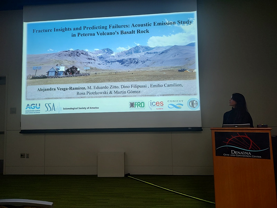 Alejandra Vesga Ramírez, egresada de los programas de Geología y de la Maestría en Geofísica de la Universidad Industrial de Santander, durante la presentación de su trabajo de investigación doctoral en la Seismological Society of America, SSA, en Anchorage, Alaska.