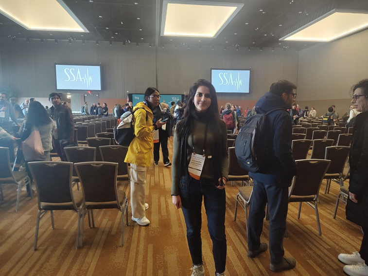 Alejandra Vesga Ramírez, egresada de los programas de Geología y de la Maestría en Geofísica de la Universidad Industrial de Santander, durante la presentación de su trabajo de investigación doctoral en la Seismological Society of America, SSA, en Anchorage, Alaska.