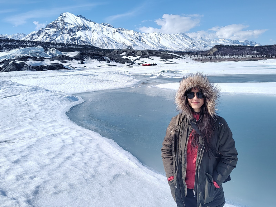 Alejandra Vesga Ramírez, egresada de los programas de Geología y de la Maestría en Geofísica de la Universidad Industrial de Santander,  en Anchorage, Alaska.