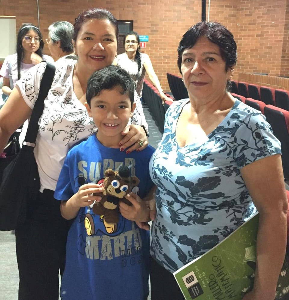 María León accompanied her grandson to receive his participation diploma.