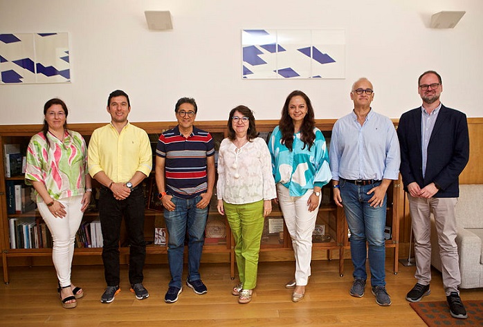 En la foto, equipo directivo de la Universidad de Alicante y profesores UIS.