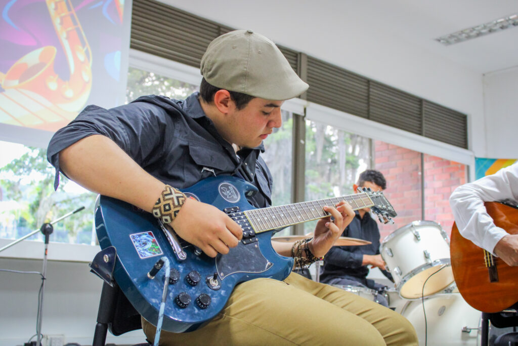 Niño en presentación durante la clausura del curso de música en la  la Sede UIS Barbosa