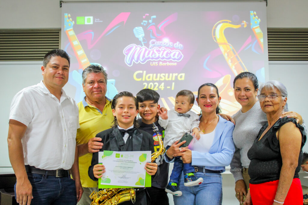 Niños y familiares en la clausura del curso de música en la  la Sede UIS Barbosa