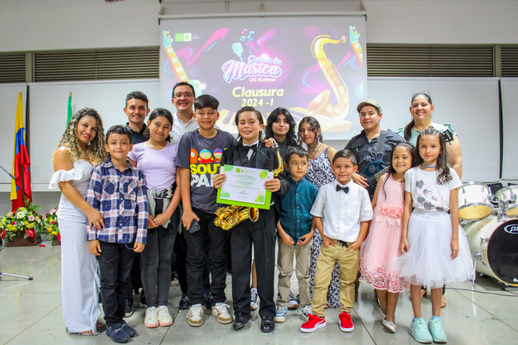 Niños y familiares en la clausura del curso de música en la  la Sede UIS Barbosa