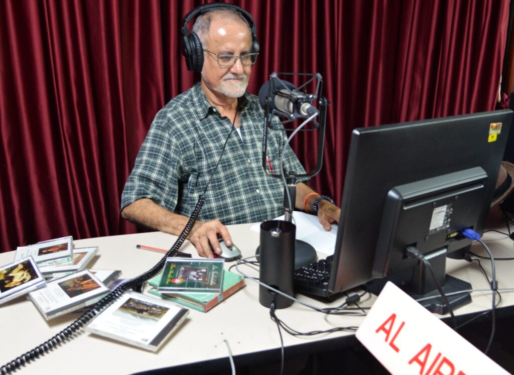 Engineer José Iván Hurtado during the recording of his programs for UIS ESTÉREO