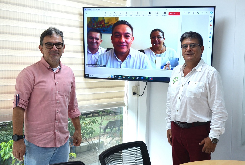 Director del Ipred y director General de la CAS, y en la pantalla profesores de la sede UIS Socorro