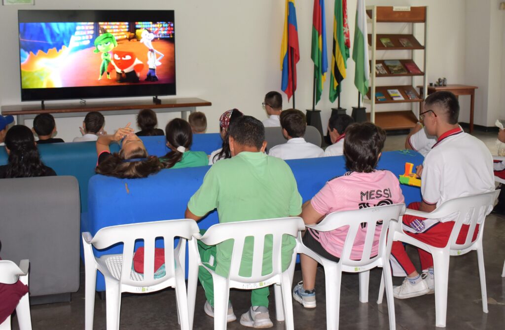 Miembros de la Unidad de Atención Integral a Población en Situación de Discapacidad, UAI, participaron de una actividad artística en la Biblioteca Pública Bicentenario Antonia Santos de la Sede UIS Socorro