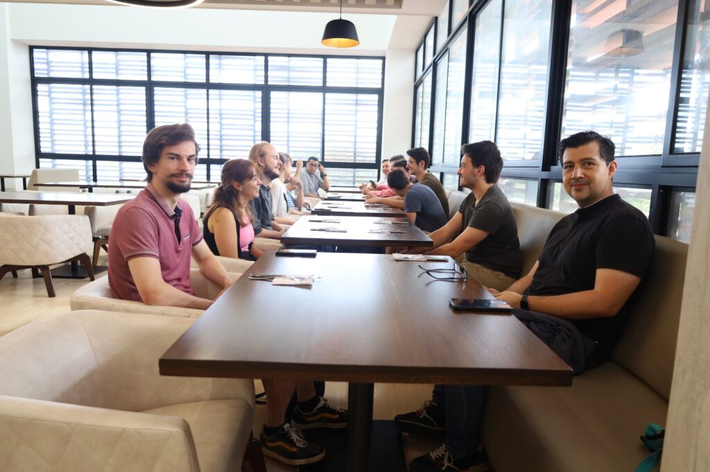 Aspectos de la reunión de profesores de la UIS con visitantes de CPE Lyon. 