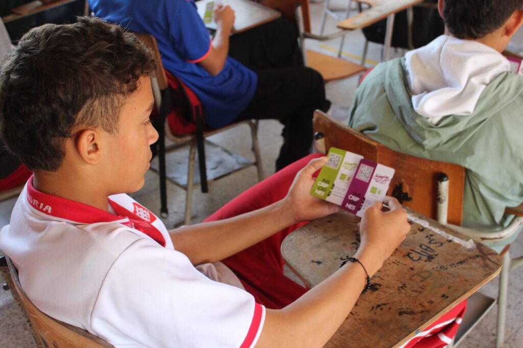 Imagen de estudiante del colegio Claveriano viendo publicidad de la UIS.