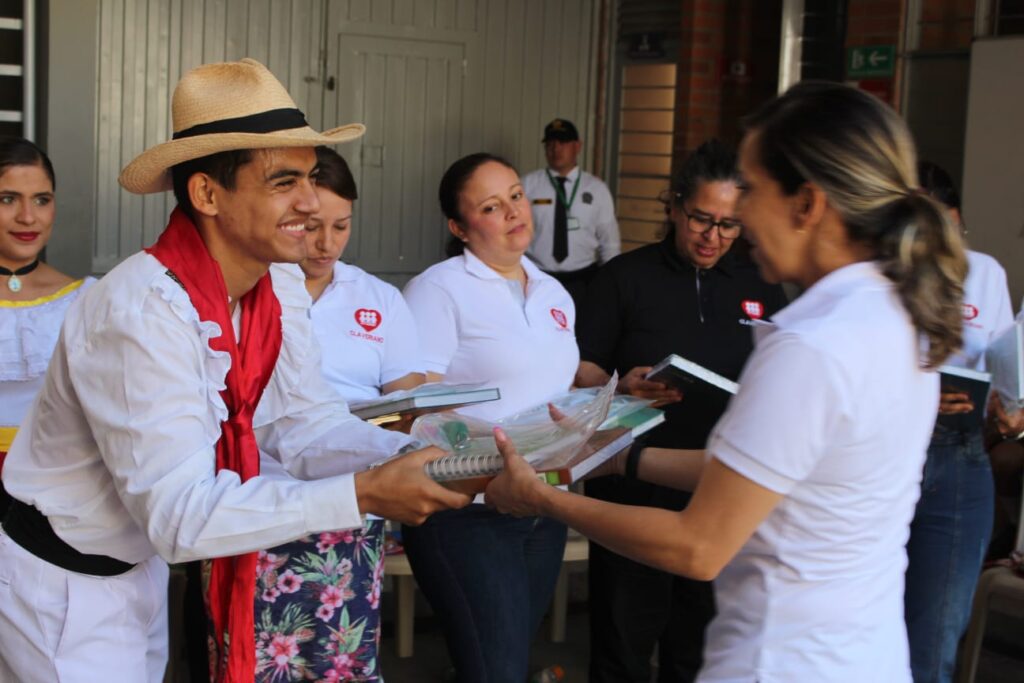 Imagen de la entrega de kits al colegio.