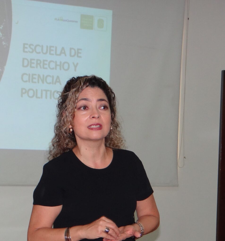 Professor Clara Inés Tapias Padilla, director of the Consultorio Jurídico y Centro de Conciliación UIS, provides detailed instructions to students on how their professional practice will be conducted