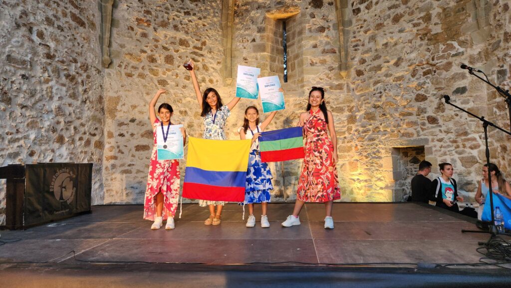 Estudiantes y la directora de «Tu Escuela de Piano» durante su participación en el International Contest and Festival Música del Mar, España 2023