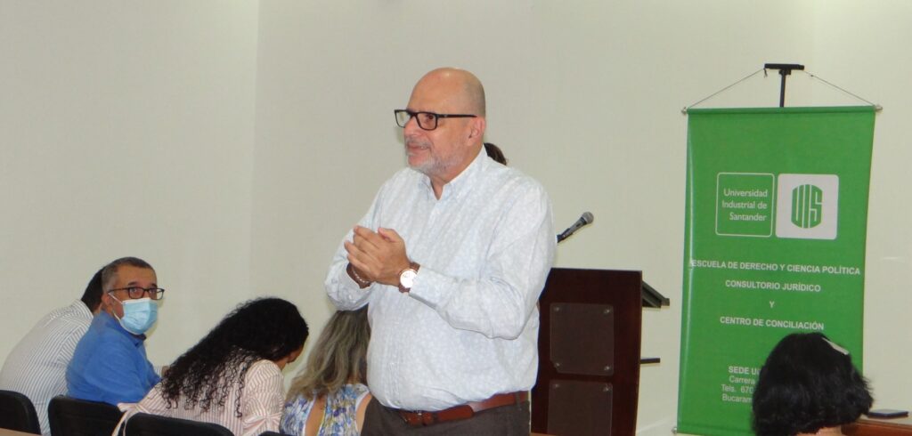 Director of the Escuela de Derecho y Ciencia Política UIS, Professor Javier Alejandro Acevedo Guerrero, welcomes final-year students starting their professional practice.)