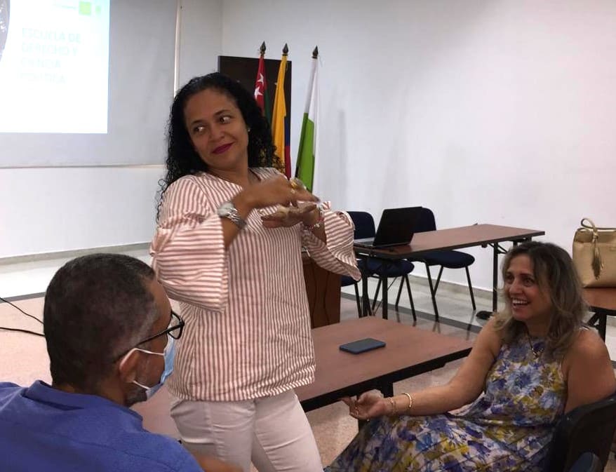 Psychologist Luisa Hernández responsible for guidance, advice, support, and training in Colombian Sign Language, LSC.)