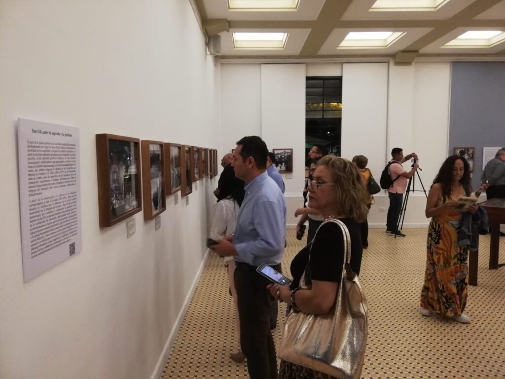 Espectadores en la inauguración de la exposición