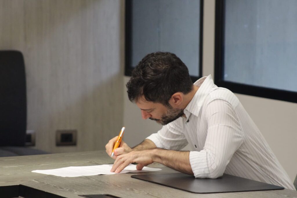 Bruno Longoni firmando su contrato