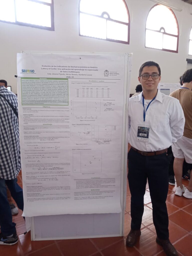 Estudiante de maestría Humberto Lozano junto a su trabajo de póster