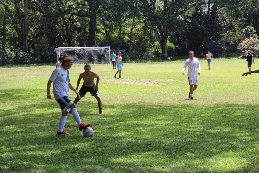 Un partido de fútbol  también es bueno como terapia e inegración.