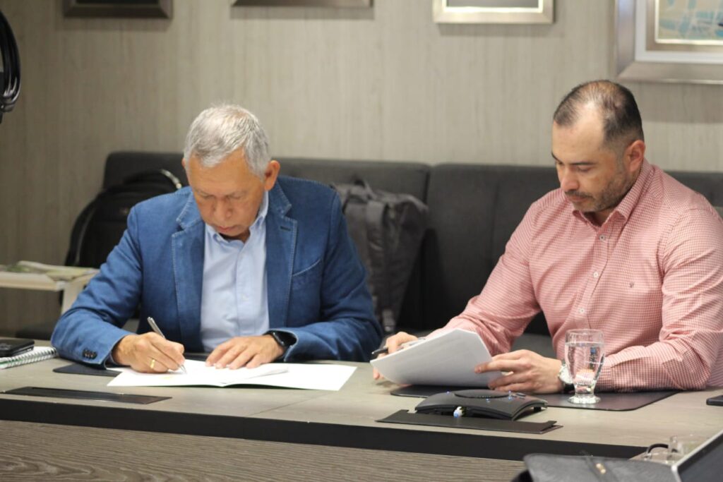 Imagen de la firma del contrato de compraventa