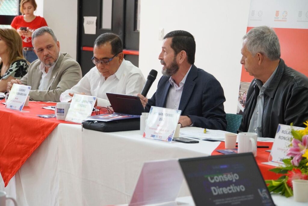 Imagen de la reunión del Consejo directivo de Ascún. El director ejecutivo, Óscar Domínguez, toma la palabra.