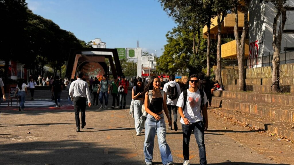 Imagen referencial de estudiantes en un espacio reconocido de la Universidad Industrial de Santander.