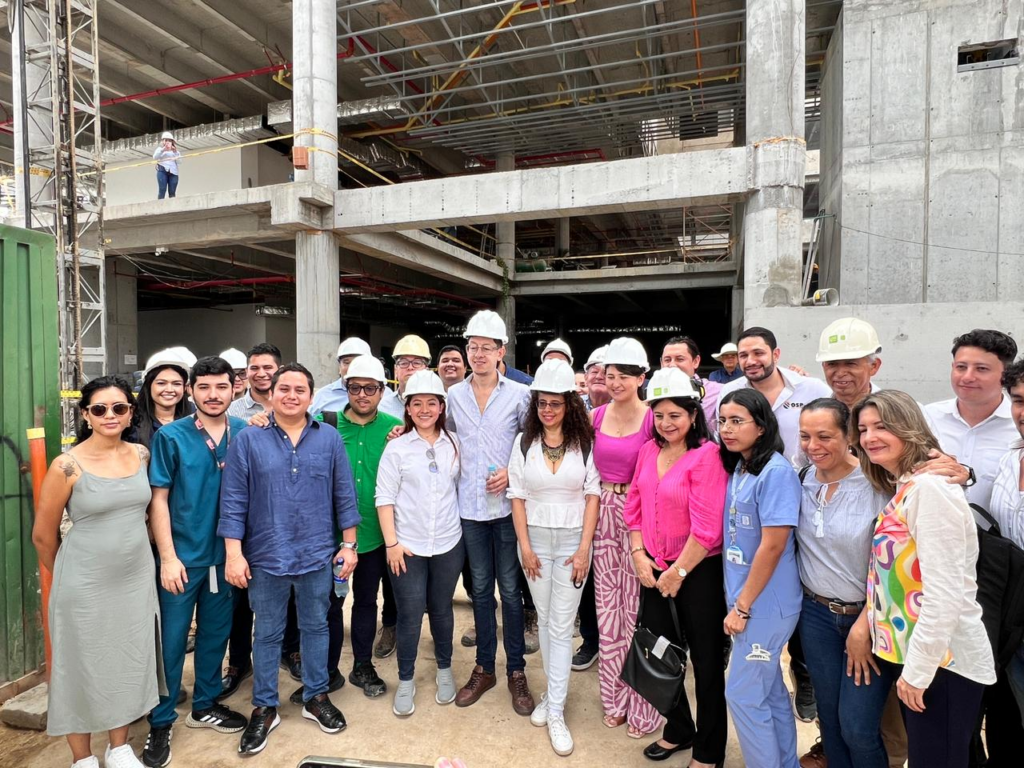 Fotografía del ministro de Educación, el rector y demás funcionarios de la UIS durante la visita a las obras de la Facultad de Salud. 