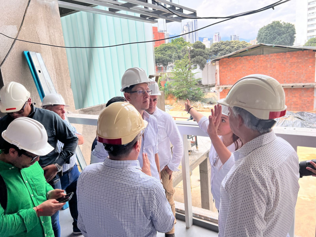 El ministro de Educación durante su visita a las instalaciones de la Facultad de Salud en construcción