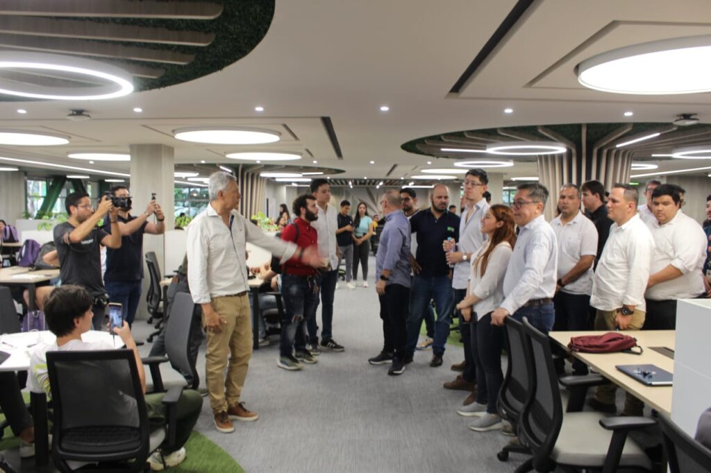 Imagen del ministro de Educación, el rector UIS, funcionarios y estudiantes en la Biblioteca.