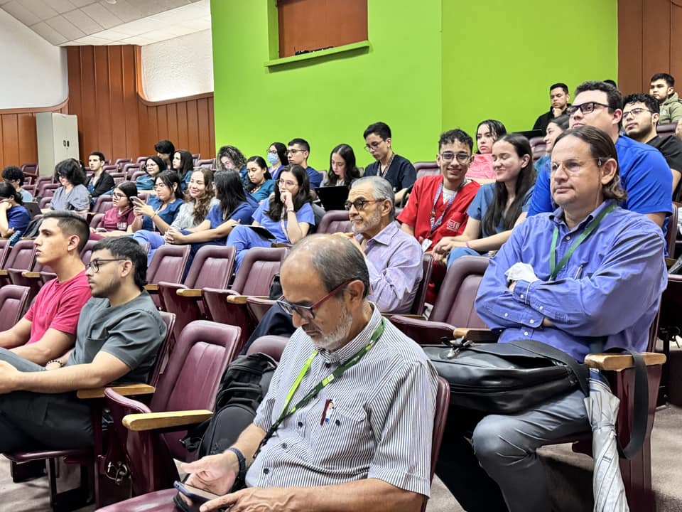 Asistentes al lanzamiento de la campaña ConRazón