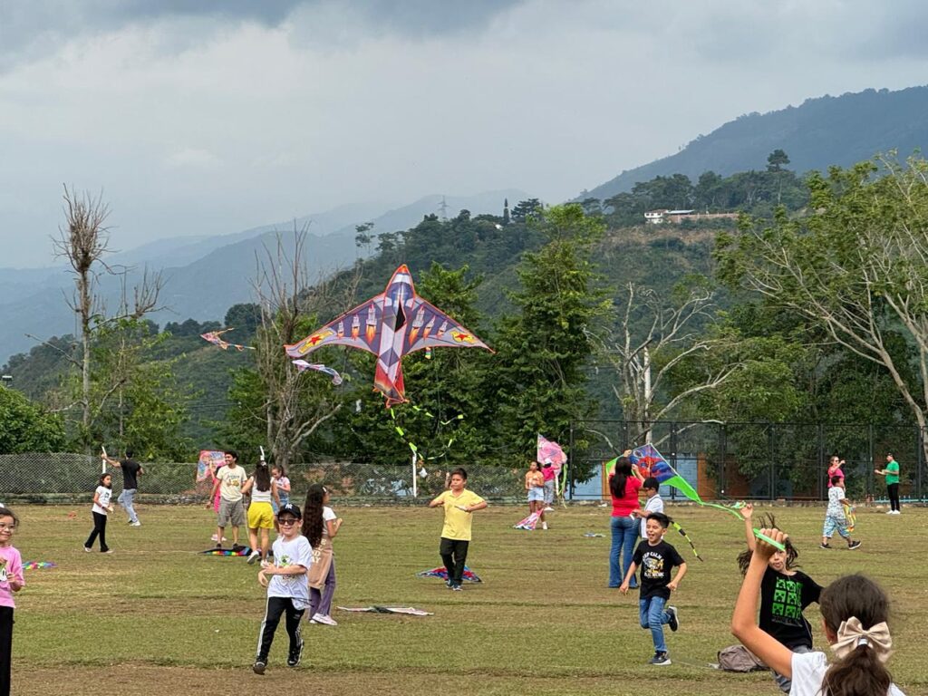 Los niños estudiantes del Instituto de Lenguas UIS y sus familias durante el Día de las Cometas.