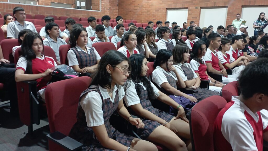 Asistentes a la presentación del Plan Piloto de integración de la asignatura Ética Ciudadana y el Colegio de Santander. 