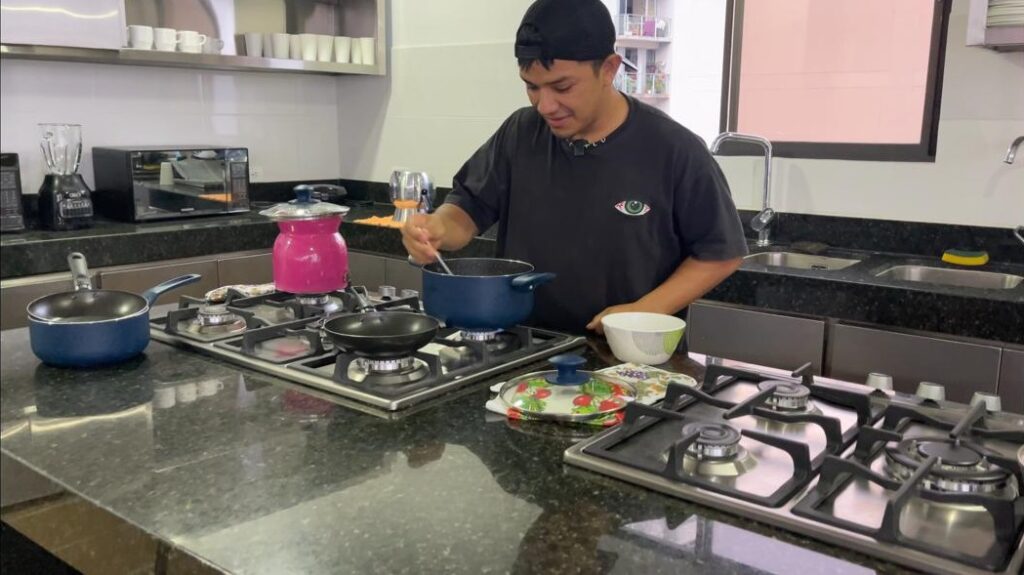 Estudiante en la sección de cocina de la residencias universitarias.