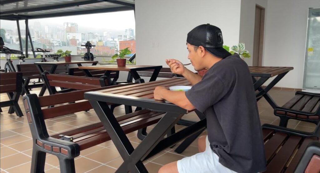 El comedor es otro confortable espacio de la terraza, contiguo a la cocina.