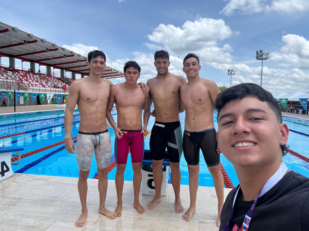 Equipo de natación UIS ganador de la prueba de 4X50 metros combinados.