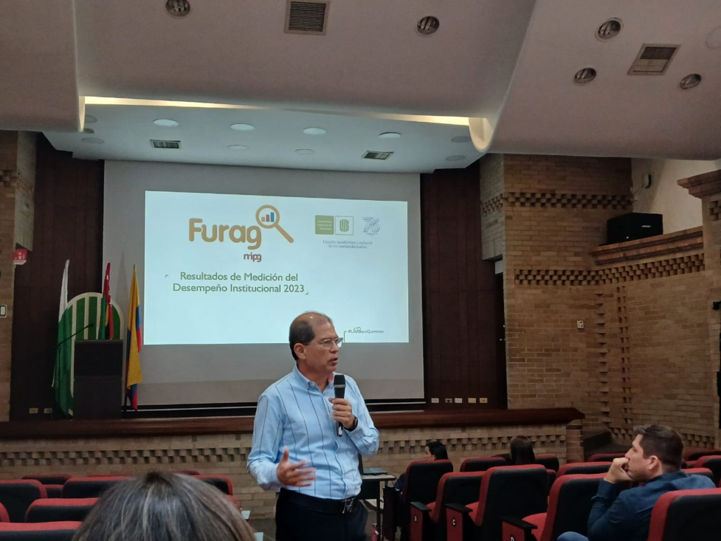 El vicerrector administrativo, Gerardo Latorre durante la presentación de los Resultados de medición del desempeño institucional 