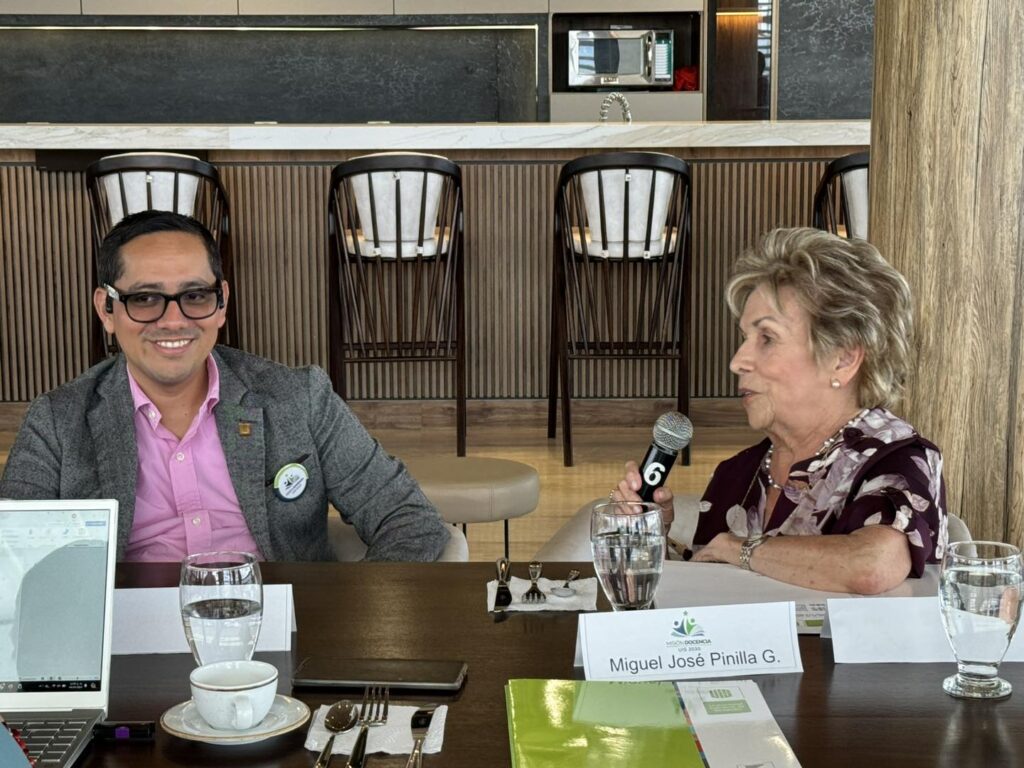 Profesor Daniel Sierra Bueno, vicerrector Académico, junto a la ex rectora Cecilia Reyes de León