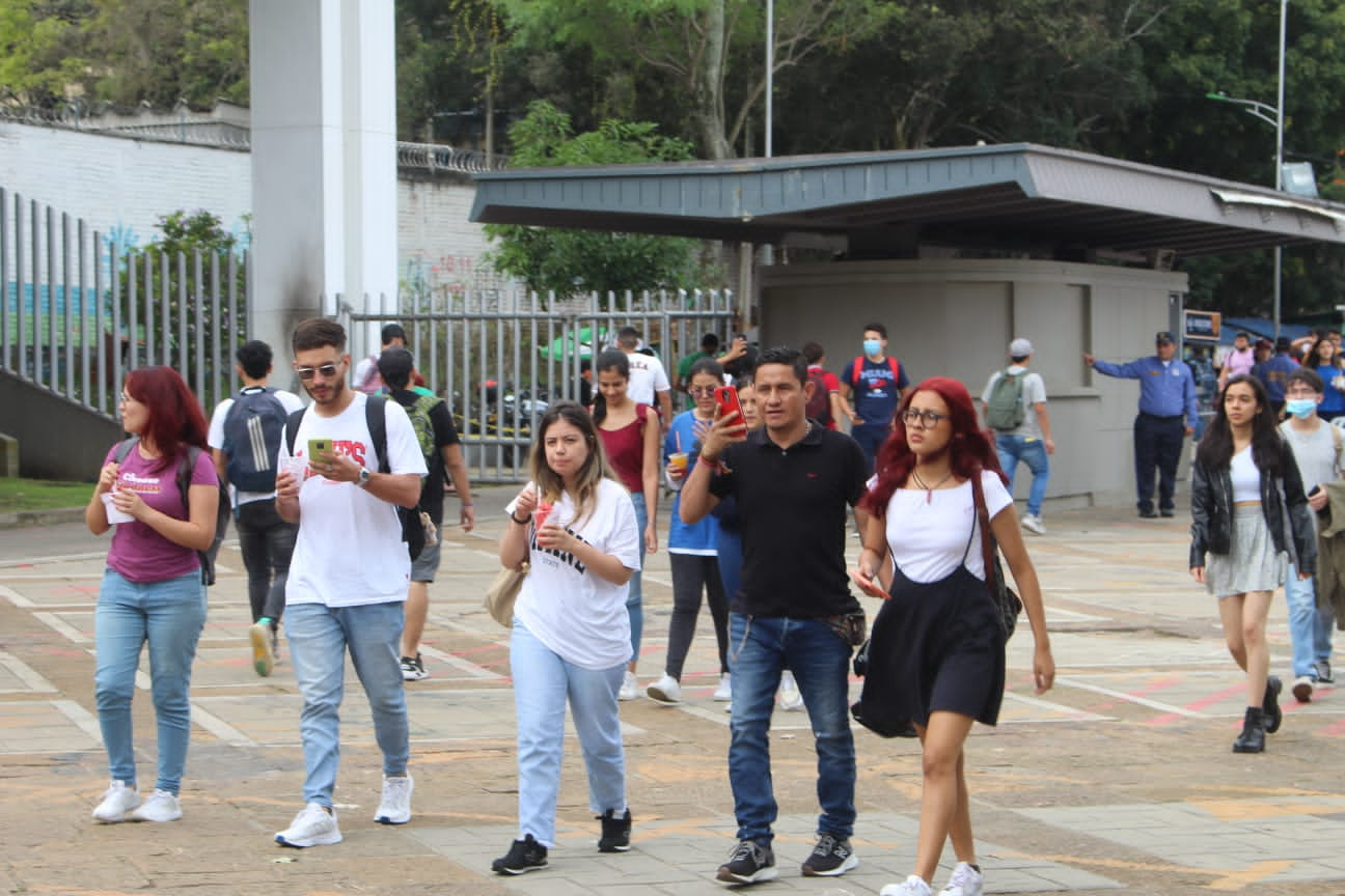 Estudiantes UIS caminando por el campus principal