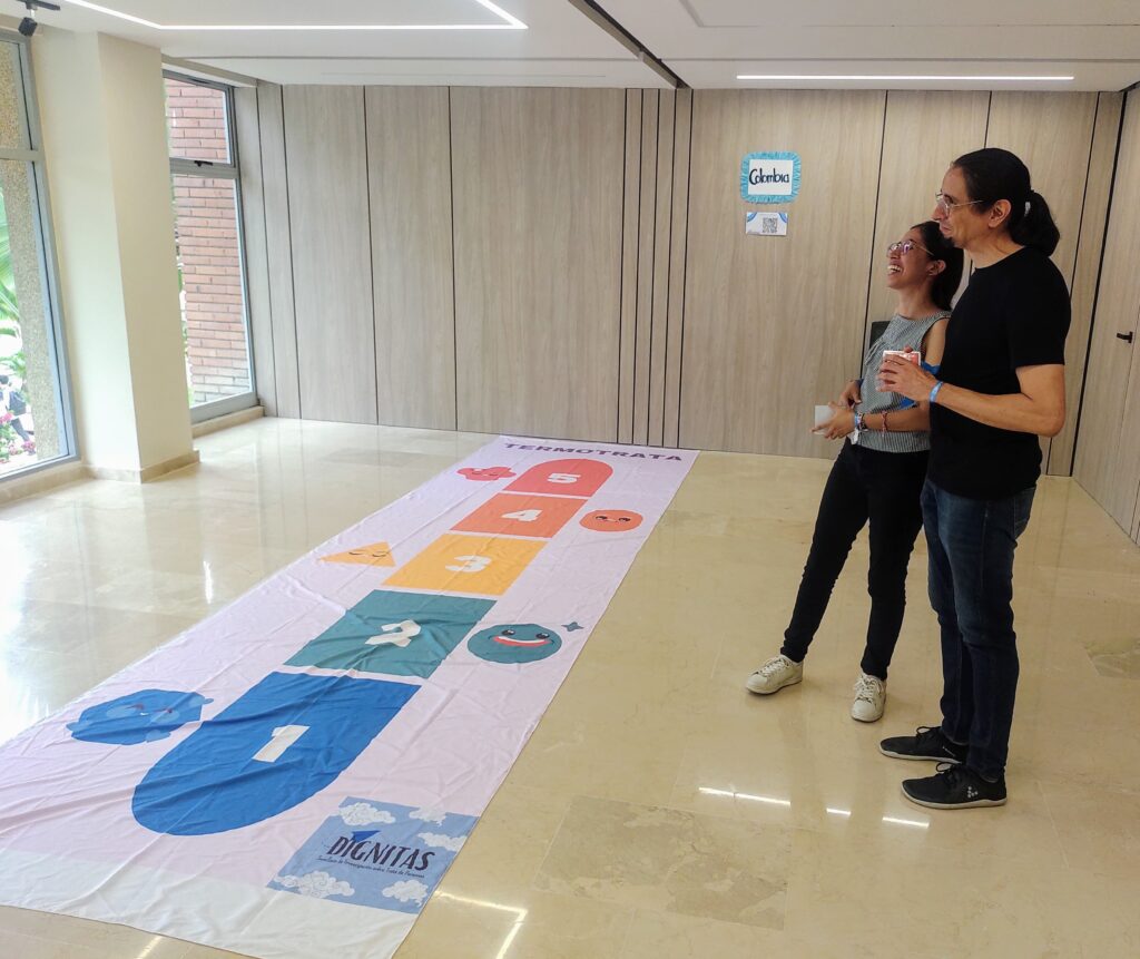 El profesor Juan Aceros de la escuela de Trabajo Social, junto a una estudiante, en el estad denominado "Termotrata".