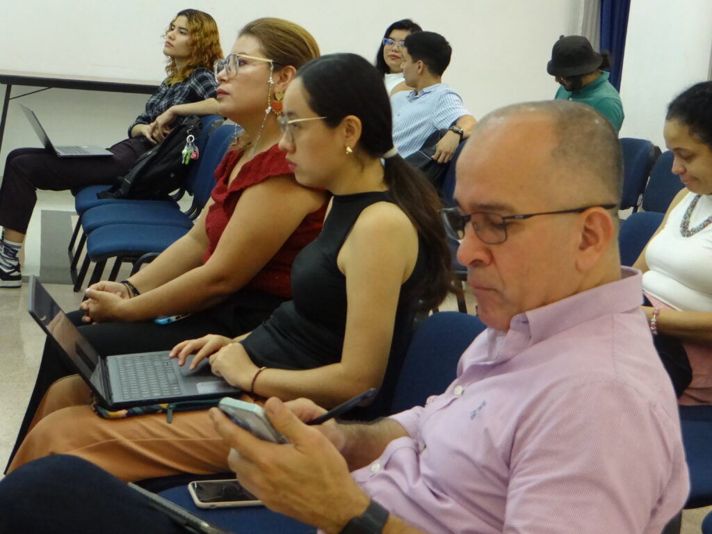 Estuvieron presentes, estudiantes, profesores, profesionales del Derecho interesados también en el tema de Justicia Transicional.