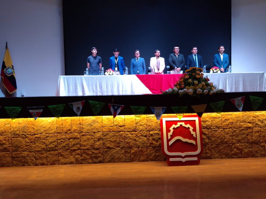 Mesa principal del XXVII Congreso Latinoamericano de Estudiantes de Ciencias Forestales que se realiza en la ciudad de Riobamba, Ecuador.