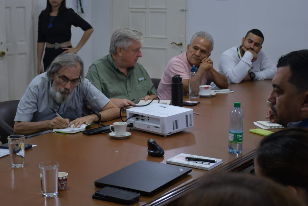 Delegación de la Universidad Industrial de Santander (UIS), conformada por Amado Guerrero, director del Instituto de Estudios Interdisciplinarios y Acción Estratégica para el Desarrollo (IDEAD); Viatcheslav Kafarov, profesor de la Escuela de Ingeniería Química; Gabriel Ordóñez, profesor de la Escuela de Ingeniería Eléctrica y Electrónica; Andrés Montes, coordinador de la sede UIS Barrancabermeja; y Luis Eugenio Prada, profesional de la rectoría, participó en una reunión organizada por la Unidad de Planeación Minero Energética (UPME).